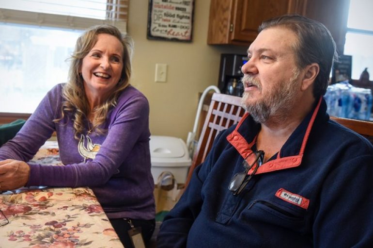 Gruaja i dhuron veshkën ish-burrit, 20 vjet pas divorcit