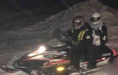 Farmacistja shpërndan ilaçe për pacientët gjatë stuhisë së borës