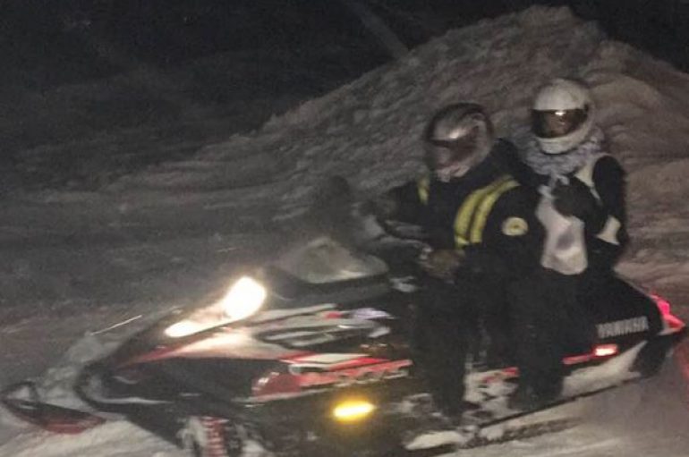 Farmacistja shpërndan ilaçe për pacientët gjatë stuhisë së borës