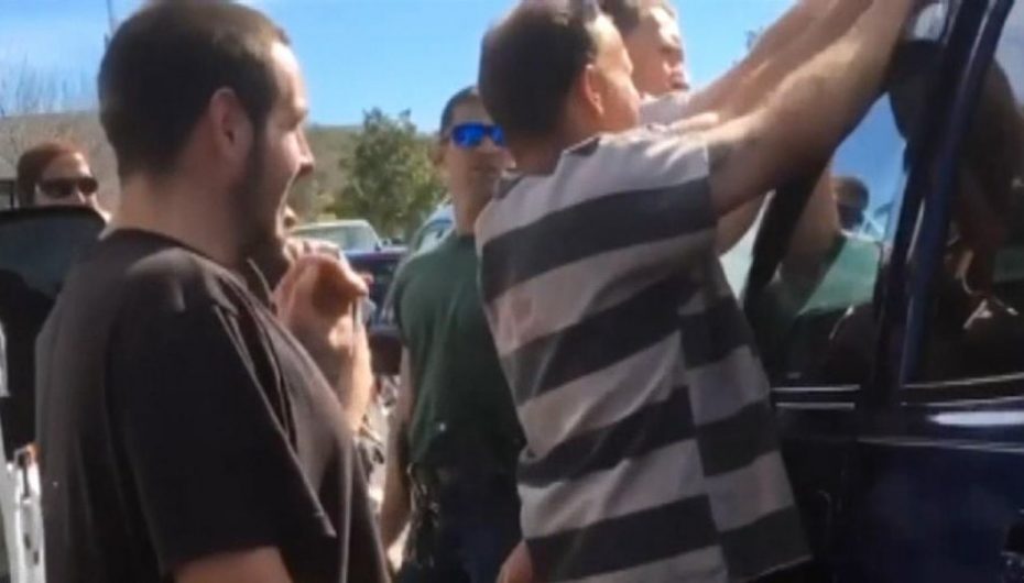 Të burgosurit shpëtojnë një fëmijë, të bllokuar në makinë