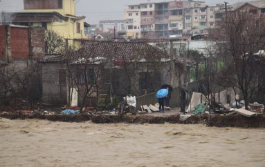 A do zgjidhen/ Pranë Përroit të Gjerozës, disa familje rrezikojnë nga përmbytjet