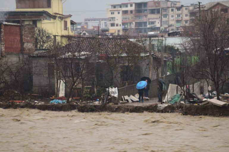 A do zgjidhen/ Pranë Përroit të Gjerozës, disa familje rrezikojnë nga përmbytjet