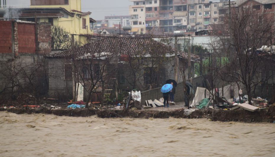 A do zgjidhen/ Pranë Përroit të Gjerozës, disa familje rrezikojnë nga përmbytjet
