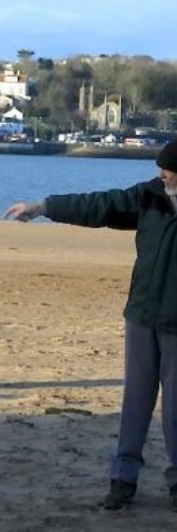 John-Sumner-and-Chirpy-With-Photographer-SWNS-600×390