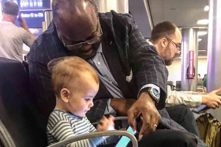 Babai falënderon të huajin për momentet që i dhuron së bijës: “Kjo është bota që unë dua për të”