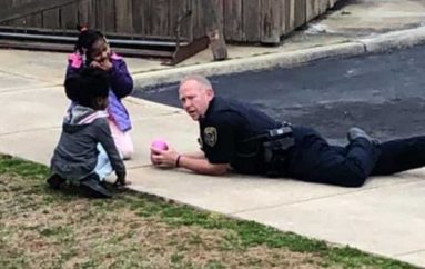  Zyrtari bëhet hero për fëmijët e lagjes, luan me vajzat që ‘kishin frikë nga policët’