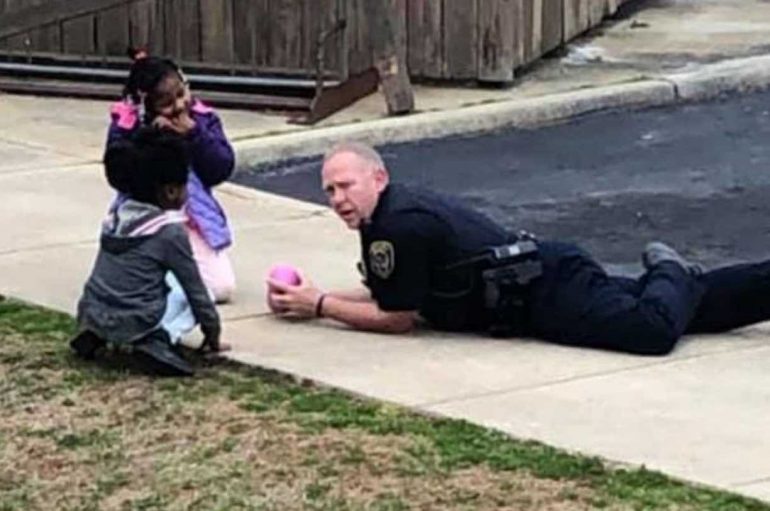  Zyrtari bëhet hero për fëmijët e lagjes, luan me vajzat që ‘kishin frikë nga policët’