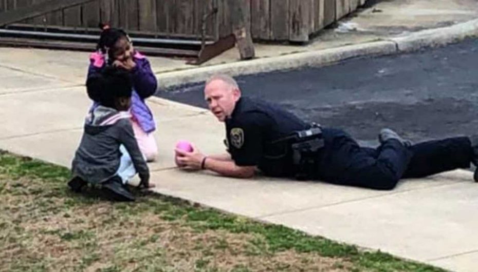  Zyrtari bëhet hero për fëmijët e lagjes, luan me vajzat që ‘kishin frikë nga policët’