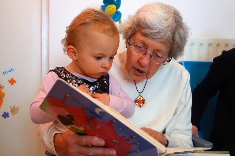 Shkenca e orës magjike: Pse duhet t’i lexojmë njëri-tjetrit, sidomos fëmijëve