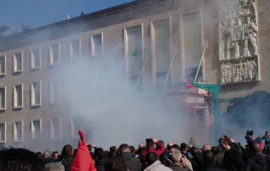 Efektet dhe simptomat e gazit lotsjellës që u përdor në protestë