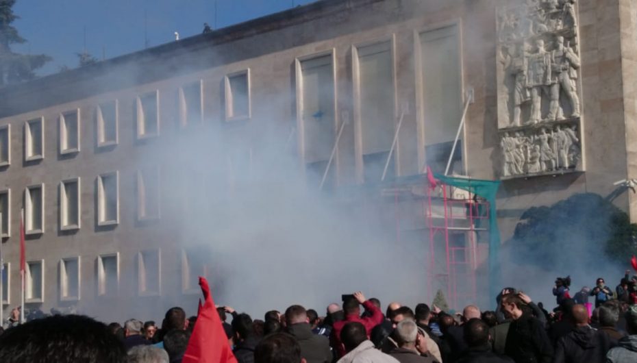 Efektet dhe simptomat e gazit lotsjellës që u përdor në protestë