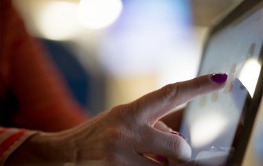 “Unë nuk mund t’i mësoj asgjë askujt, vetëm mund t’i bëj të mendojnë”