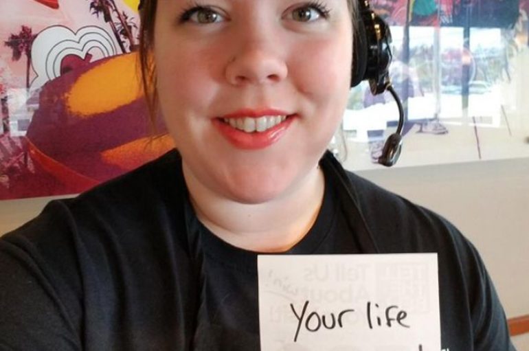 Punonjësja që inspiron klientët, shkruan mesazhe pozitive në çdo porosi