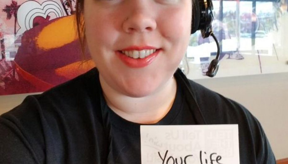 Punonjësja që inspiron klientët, shkruan mesazhe pozitive në çdo porosi