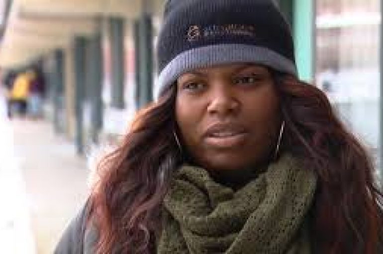 Një grua merr me qira dhoma hoteli për të pastrehët