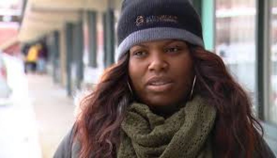 Një grua merr me qira dhoma hoteli për të pastrehët