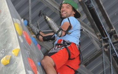 I prenë duart pas aksidentit, gangsteri pa gjymtyrë sot bën gjëra të jashtëzakonshme