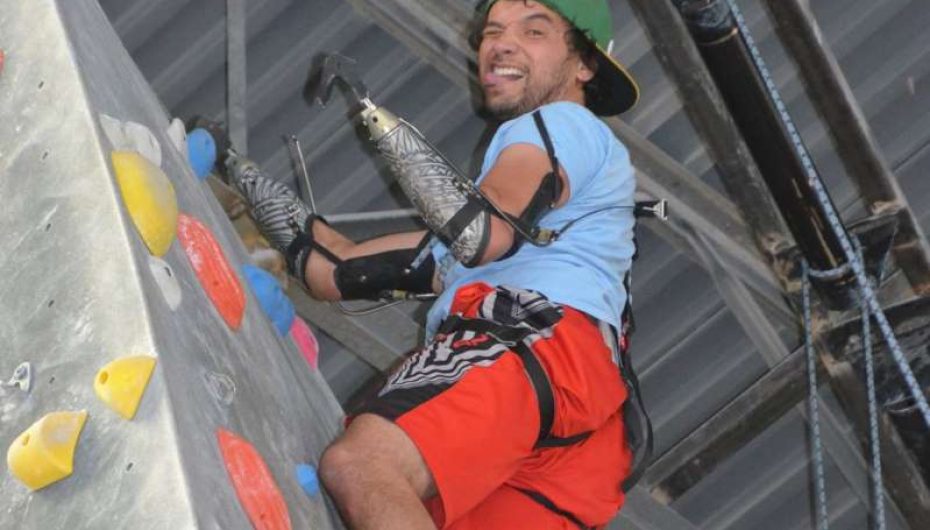 I prenë duart pas aksidentit, gangsteri pa gjymtyrë sot bën gjëra të jashtëzakonshme