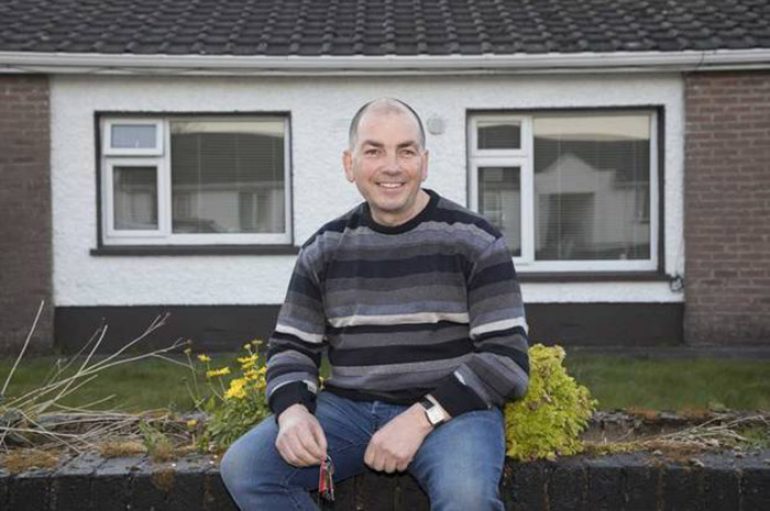 Ushtari jep shtëpinë për të strehuar familjen në nevojë