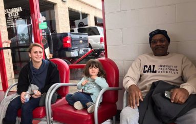 Dëgjon bisedën e mamasë së stresuar, i huaji i paguan gomat e kamionit