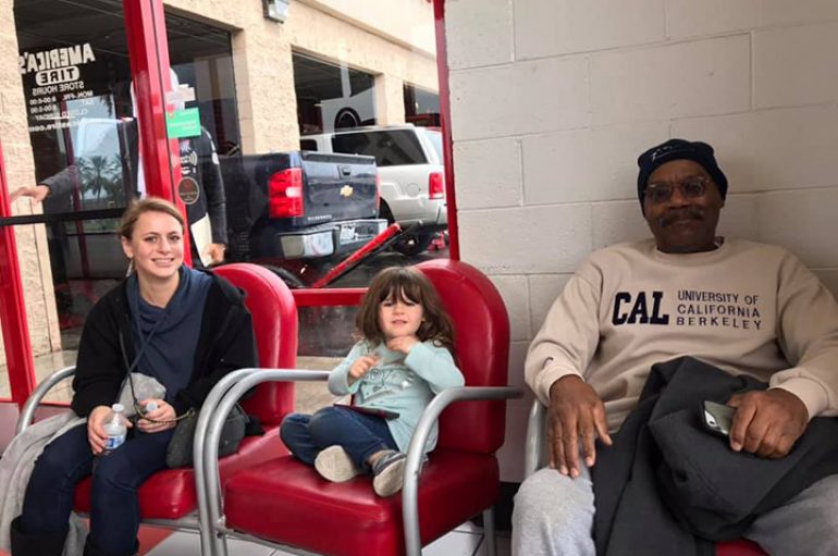 Dëgjon bisedën e mamasë së stresuar, i huaji i paguan gomat e kamionit