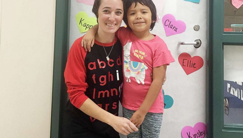 Edukatoja shkurton flokët, për t’i dhënë besim vajzës së bulluar  