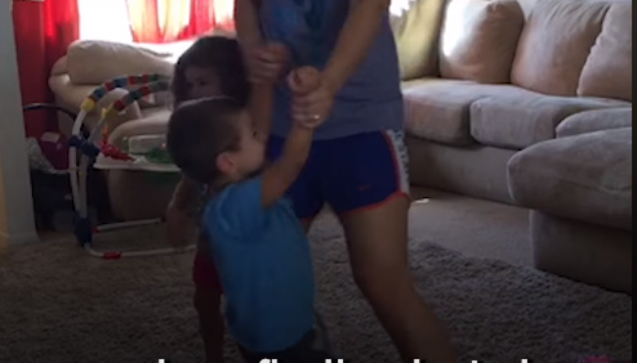 Motra adopton vëllain