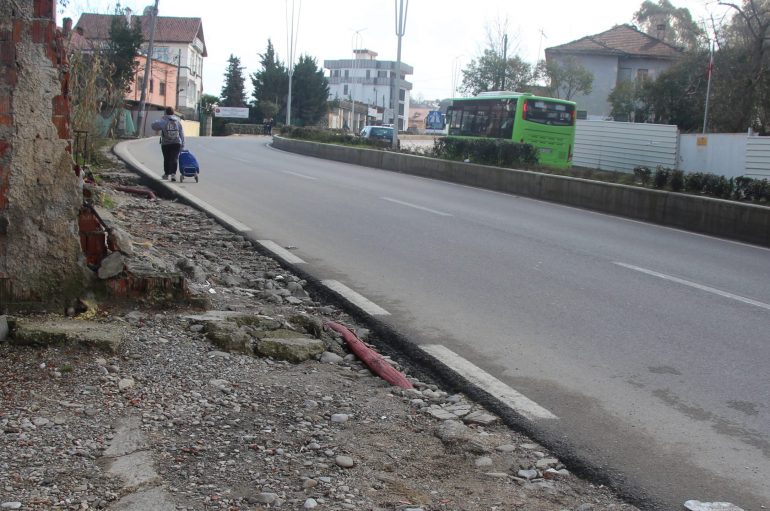A do zgjidhen/ U strehuan 85 familje rome, banorët kërkojnë investime në rrugën “Lekë Gjiknuri”
