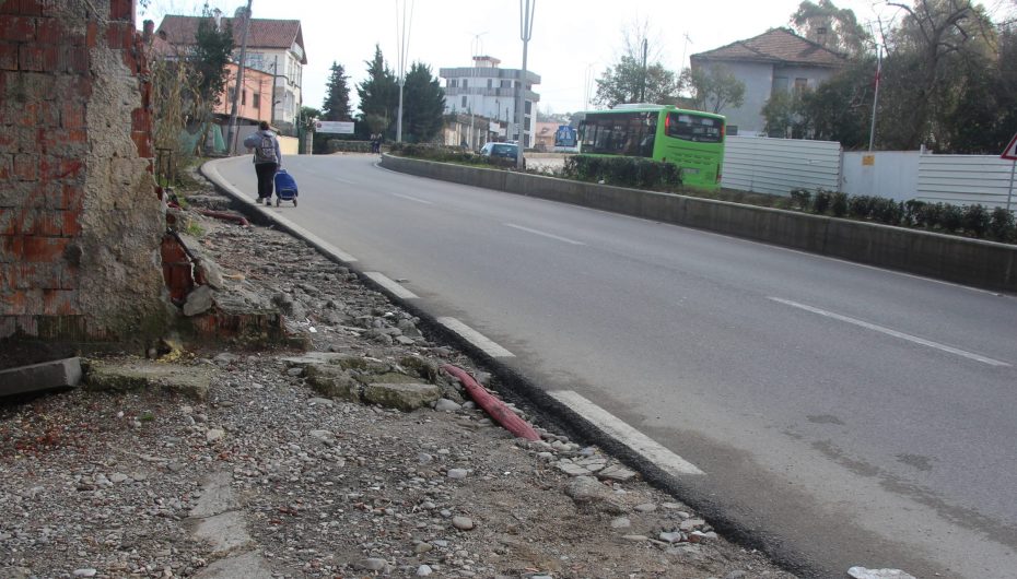 A do zgjidhen/ U strehuan 85 familje rome, banorët kërkojnë investime në rrugën “Lekë Gjiknuri”