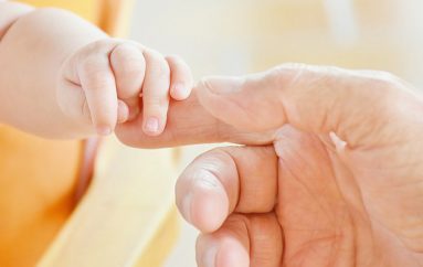 Dove ofron 5,000 $ për burrat që nuk marrin pushime të paguara atësie