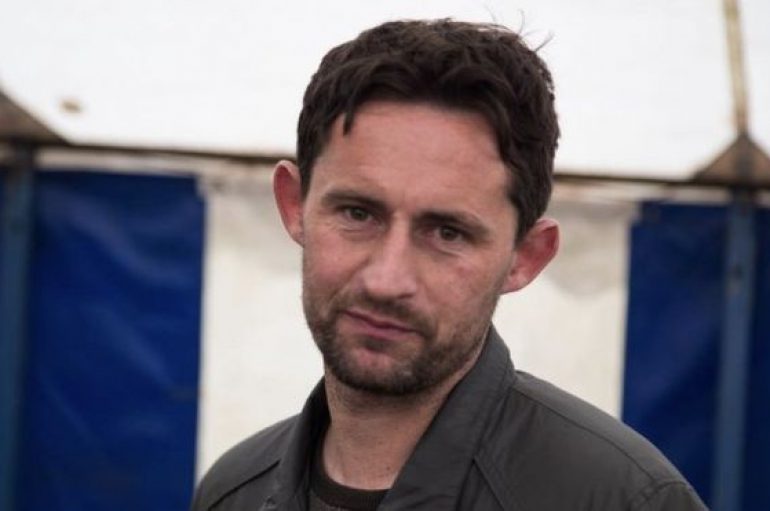 U bllokuan në aksident, një djalë dërgon çiftin të vizitojnë nënën në prag të vdekjes