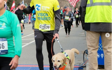 I verbri përfundon maratonën me ndihmën e qenve udhëzues