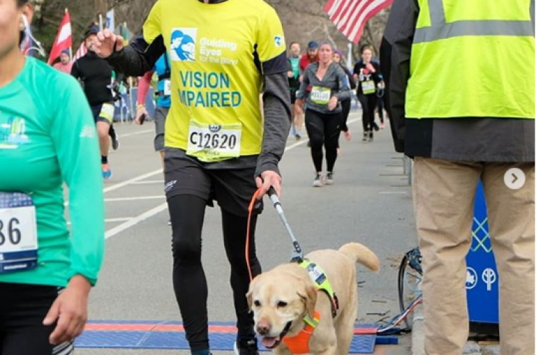 I verbri përfundon maratonën me ndihmën e qenve udhëzues