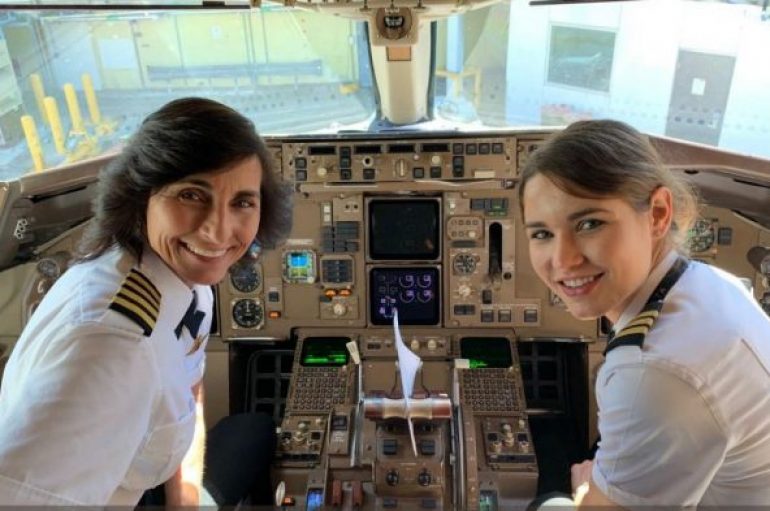 Nënë e bijë drejtojnë bashkë një avion