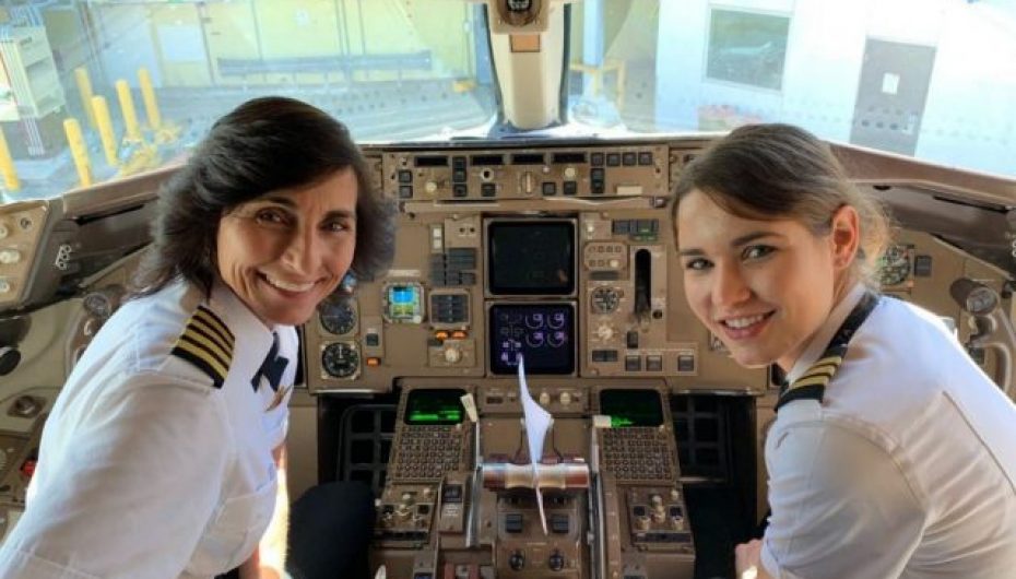 Nënë e bijë drejtojnë bashkë një avion