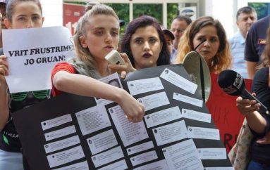 8 marsi i zisë, kjo është Arjola, vajza që proteston për gjakun e grave