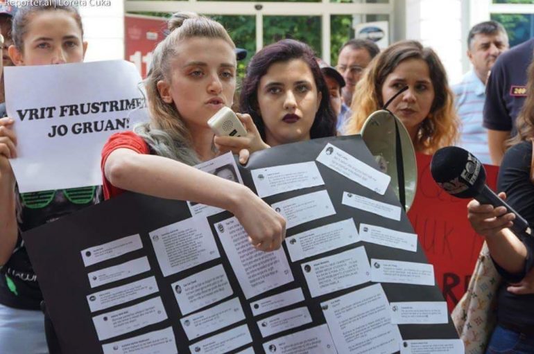 8 marsi i zisë, kjo është Arjola, vajza që proteston për gjakun e grave