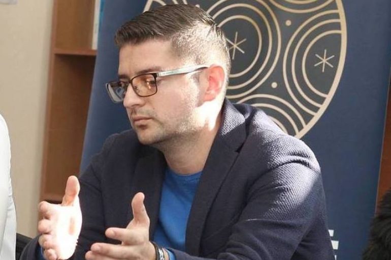 Një qëndrestar si Rigelsi: Sfidat që kapërceva për të bërë karrierë në kryeqytet dhe prapaskenat e skandalit të universiteteve