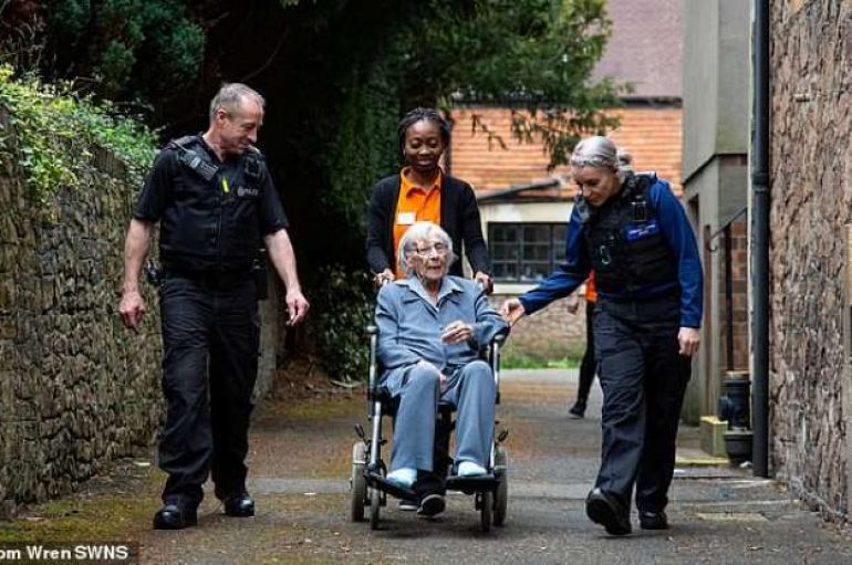 Plotëson dëshirën e fundit, 104 vjeçarja arrestohet duke buzëqeshur