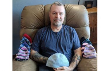 Afësitë e fituara në burg, i përdor për t’u ndiçuar jetën pacientëve me kancer