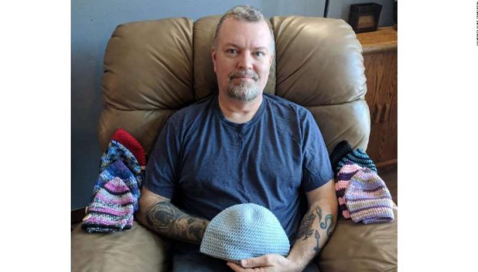 Afësitë e fituara në burg, i përdor për t’u ndiçuar jetën pacientëve me kancer