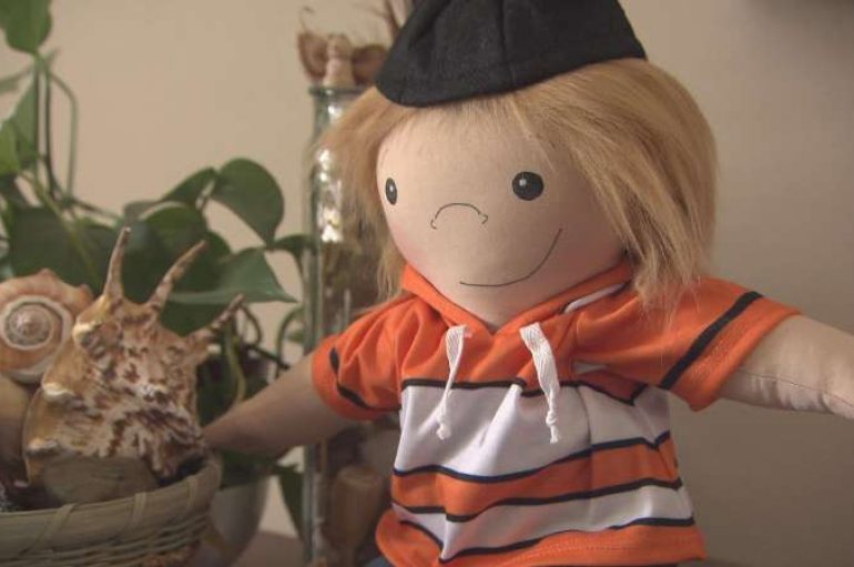 Gruaja krijon kukulla për fëmijët me aftësi të kufizuara: Kjo i bën ata të mos ndihen vetëm