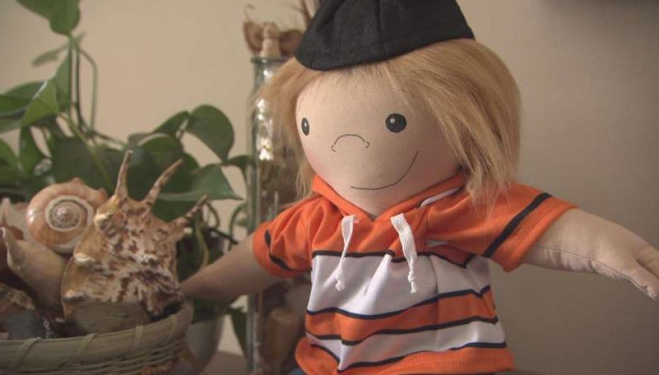 Gruaja krijon kukulla për fëmijët me aftësi të kufizuara: Kjo i bën ata të mos ndihen vetëm