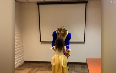 Babai surprizon vajzën i veshur si bisha