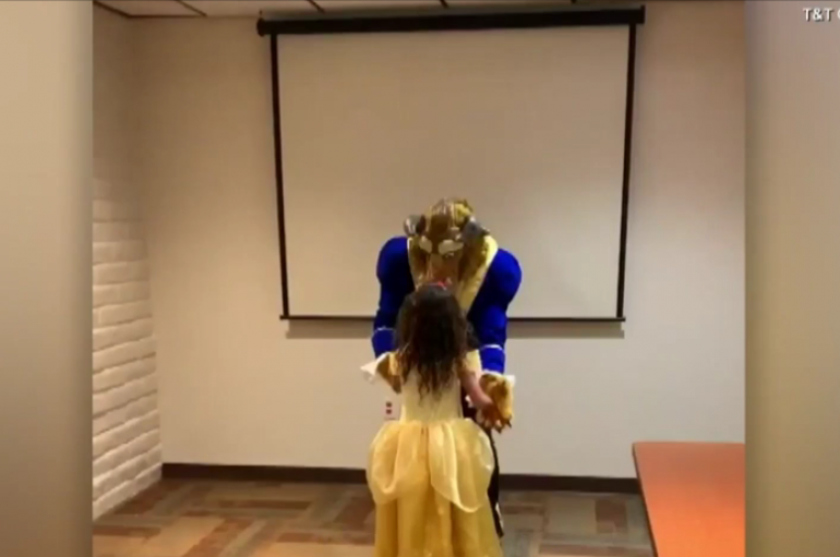 Babai surprizon vajzën i veshur si bisha