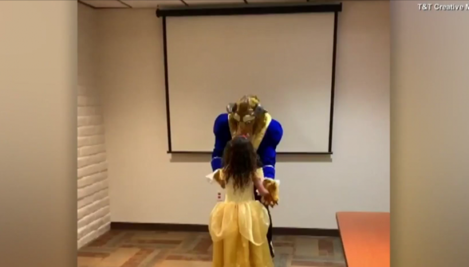 Babai surprizon vajzën i veshur si bisha