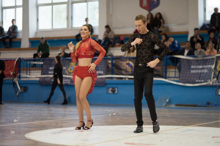 River dhe Anisa, të rinjtë që po zhvillojnë kulturën e ‘argëtimit të zjarrtë’ në Tiranë: Është si rrjetë merimange, kalon dhe ngec pa e kuptuar