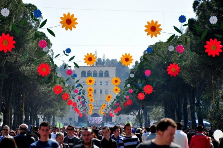 Dita e Verës erdhi, bashkojuni gjallërisë dhe gëzimit të së dielës