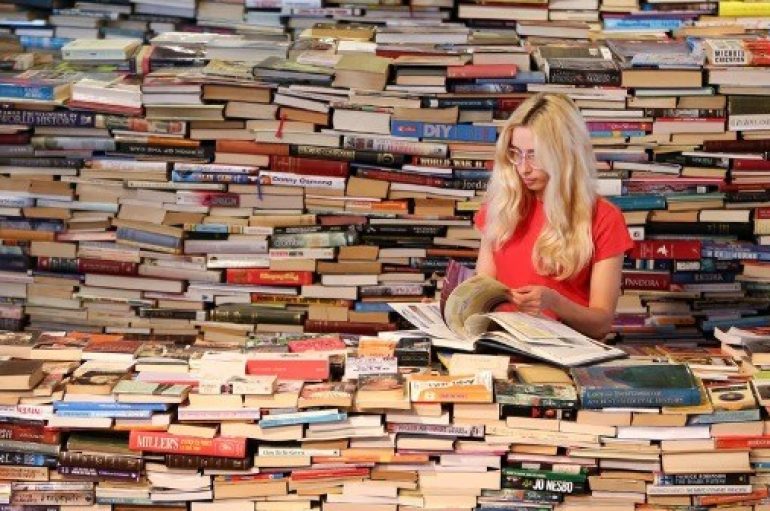 “Ai që lexon shumë dhe udhëton shumë, shikon shumë dhe di shumë”