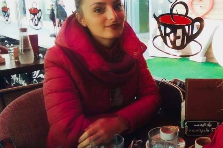 Varfëria e detyroi të ndërpresë universitetin, 20 vjeçarja nga Elbasani tregon si gjeti punë përmes rrjeteve sociale
